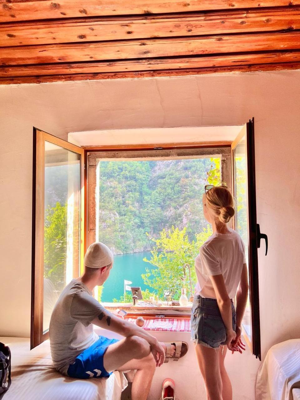 Neomalsore Agrotourism, Komani Lake Hotel Eksteriør billede